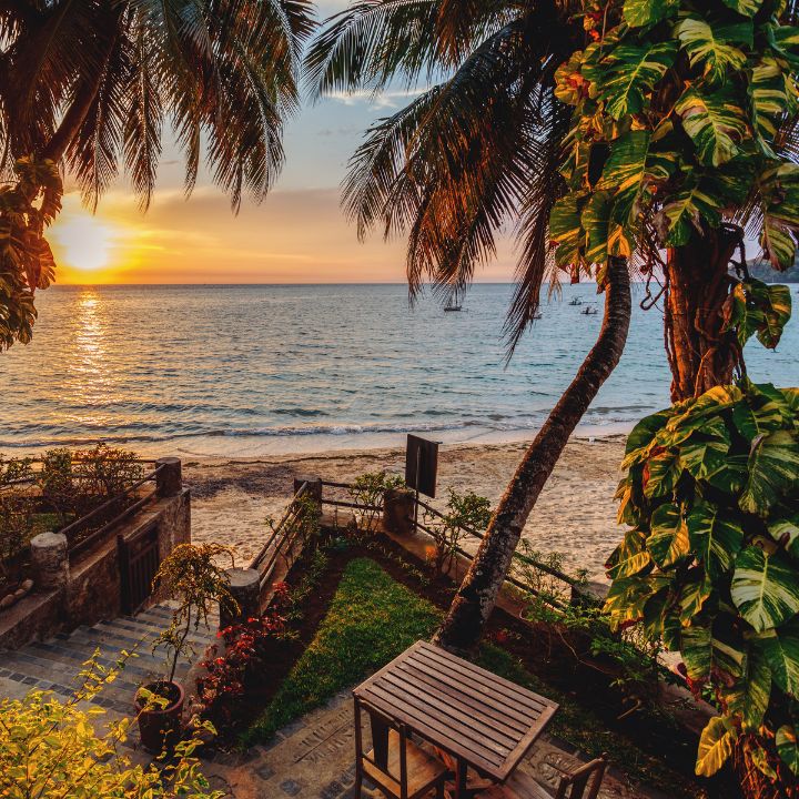 Cena privada en una playa desierta