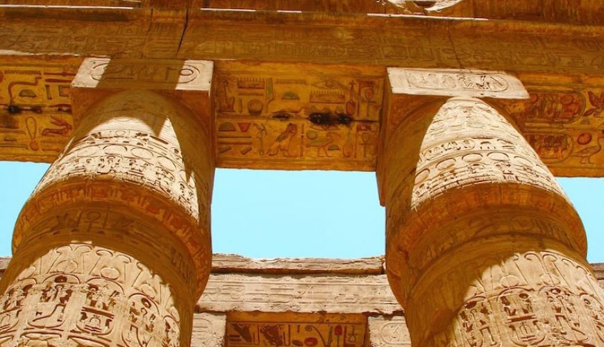 Columnas de un templo, decoradas con motivos egipcios en bajorrelieve, en Lúxor, Egipto.