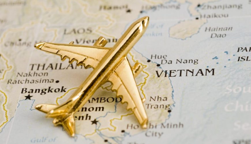 Avión de juguete sobre el mapa del mundo. Vietnam y Camboya