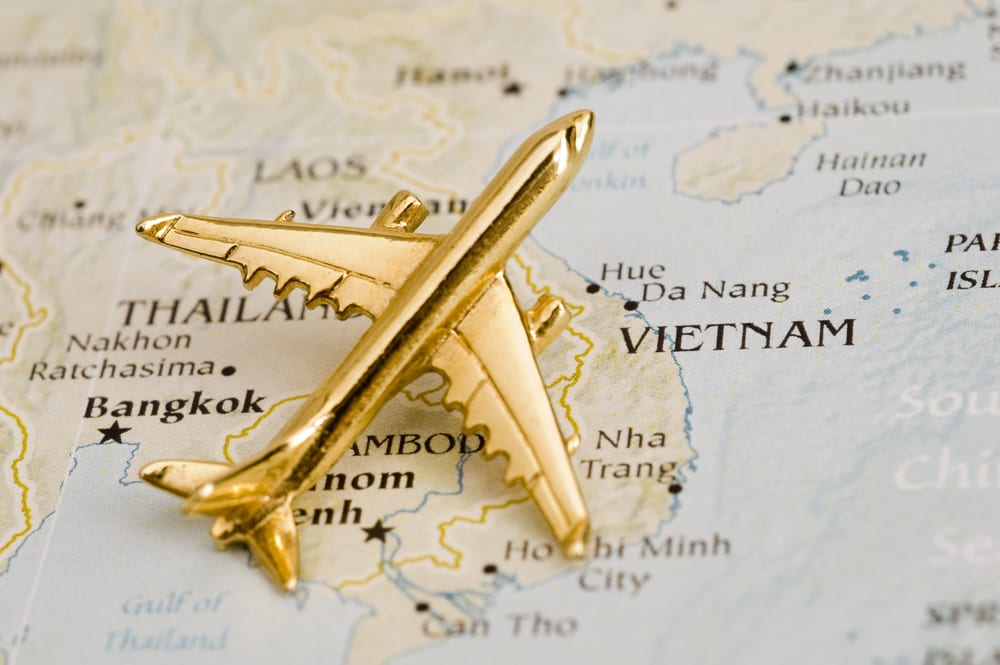 Avión de juguete sobre el mapa del mundo. Vietnam y Camboya