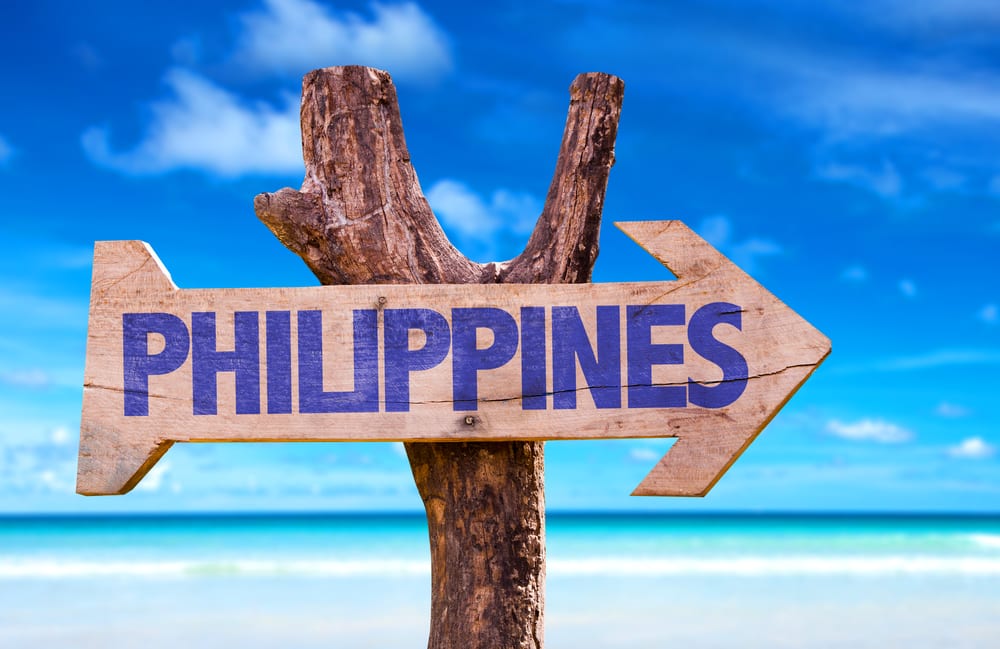 Cartel donde pone "Philippines" que apunta hacia la derecha, frente al mar. Viaje Filipinas