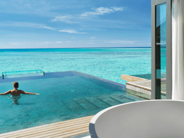 Disfrtando de piscina privada en Hotel Vakkaru Maldives