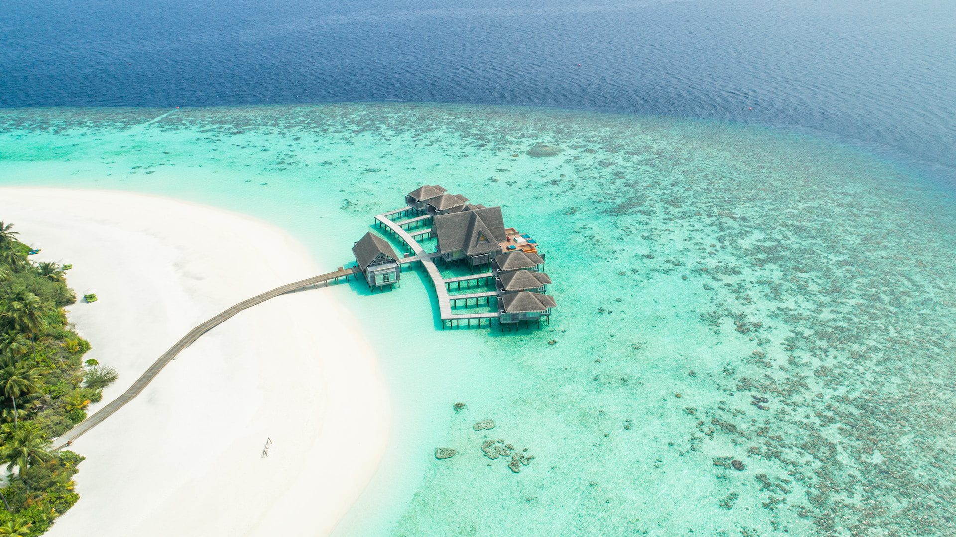 Varias casas, elevadas sobre el mar y conectadas mediante puentes entre ellas. Cosas que saber antes de ir a Maldivas.
