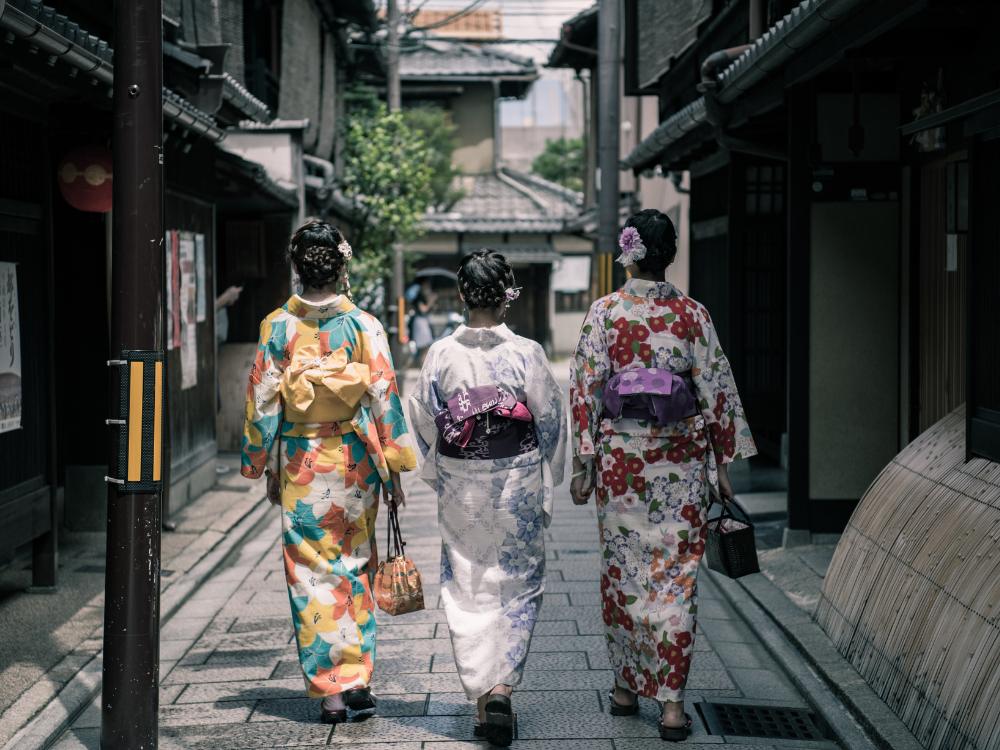 Geishas andando por un barrio tradicional en Japón